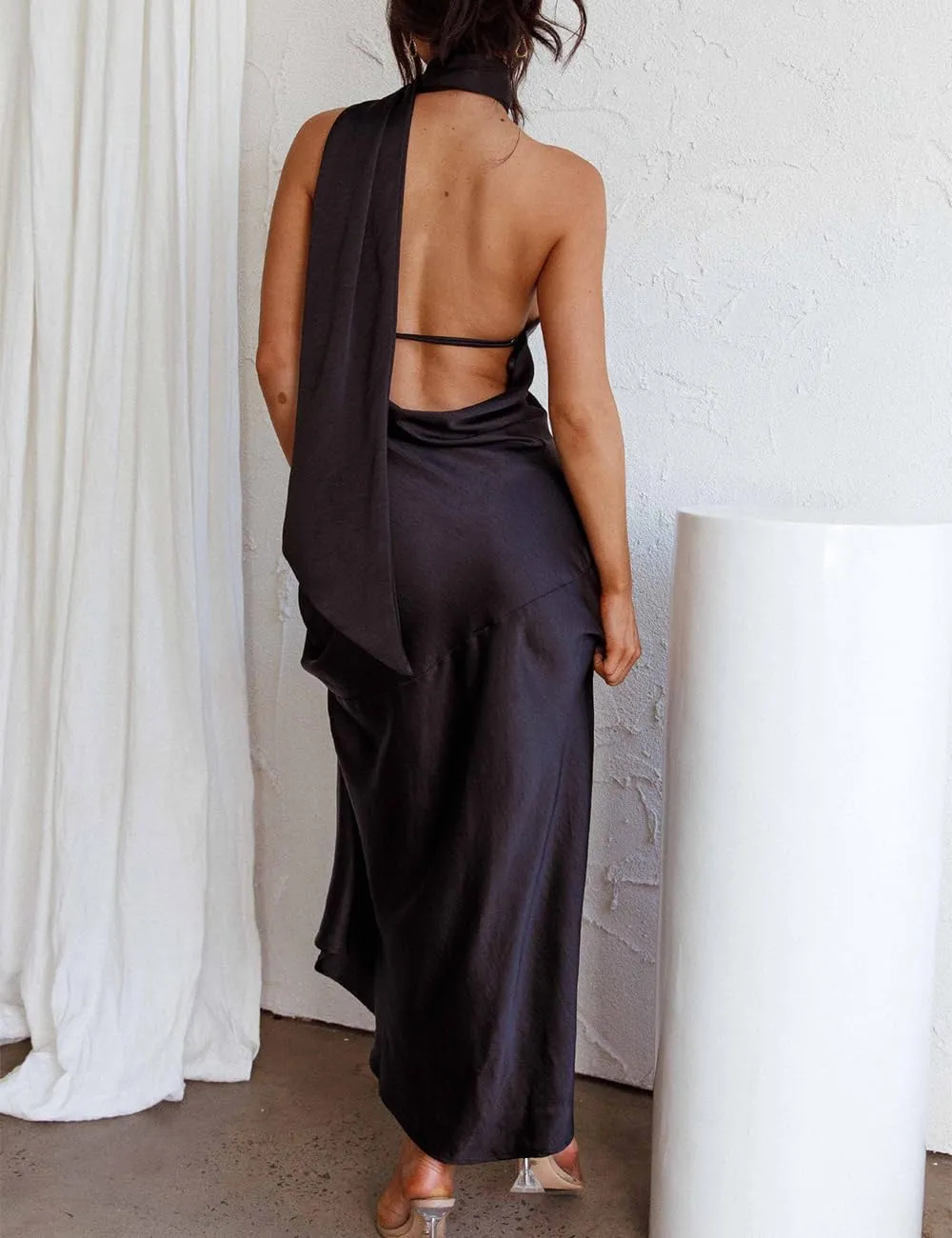 Sexy Satin Backless Halter Wedding Guest Dresses for Women Sleeveless Elegant Cowl Back Slit Midi Cocktail Dress Evening Gown